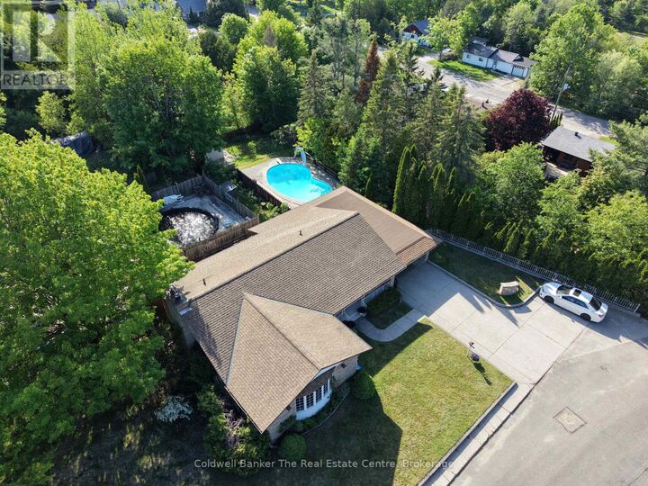 Property Photo: 815 Muskoka Road North ON P1P 1C2
