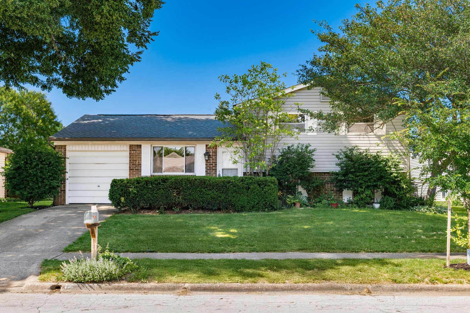 Property Photo:  2076 Queensbridge Drive  OH 43235 