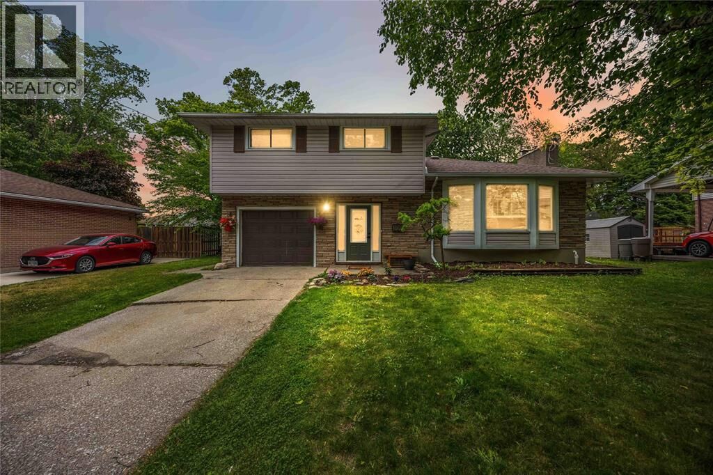 Property Photo: 1068 Fairlane Avenue ON N7S 3J8