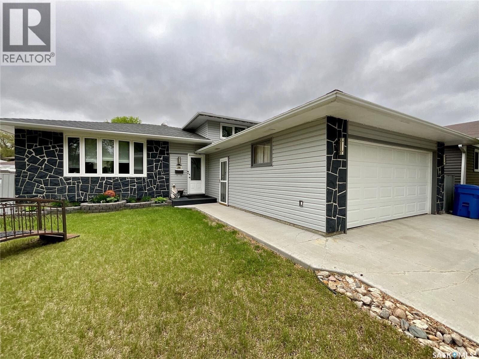 Property Photo:  255 Litzenberger Crescent  SK S4R 7A2 