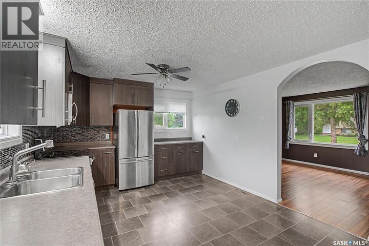 Property Photo: 142 2nd Street W SK S0M 2K0