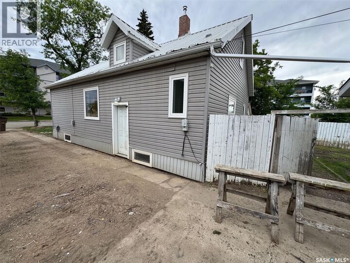 Property Photo: 212 Crawford Avenue W SK S0E 1A0