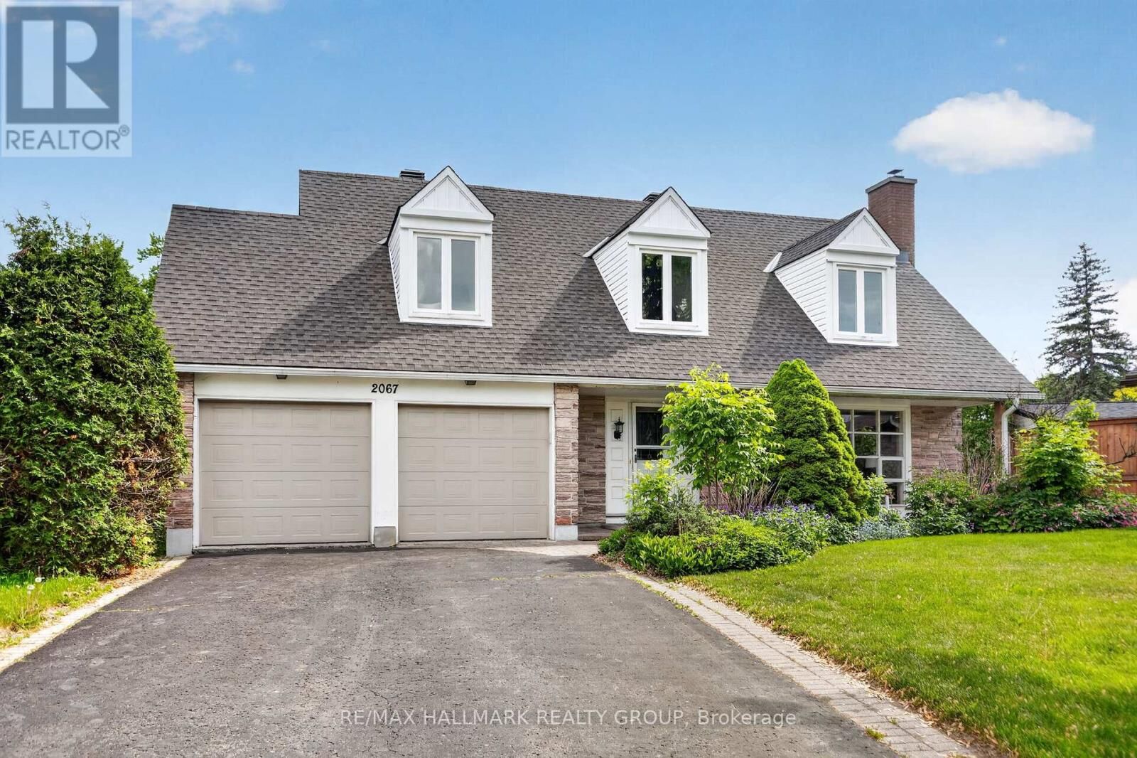 Property Photo:  2067 Woodglen Crescent  ON K1J 6G6 