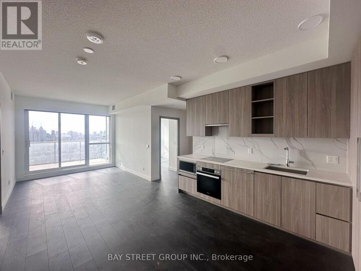 Property Photo:  27 McMahon Drive 3206  ON M2K 0J2 