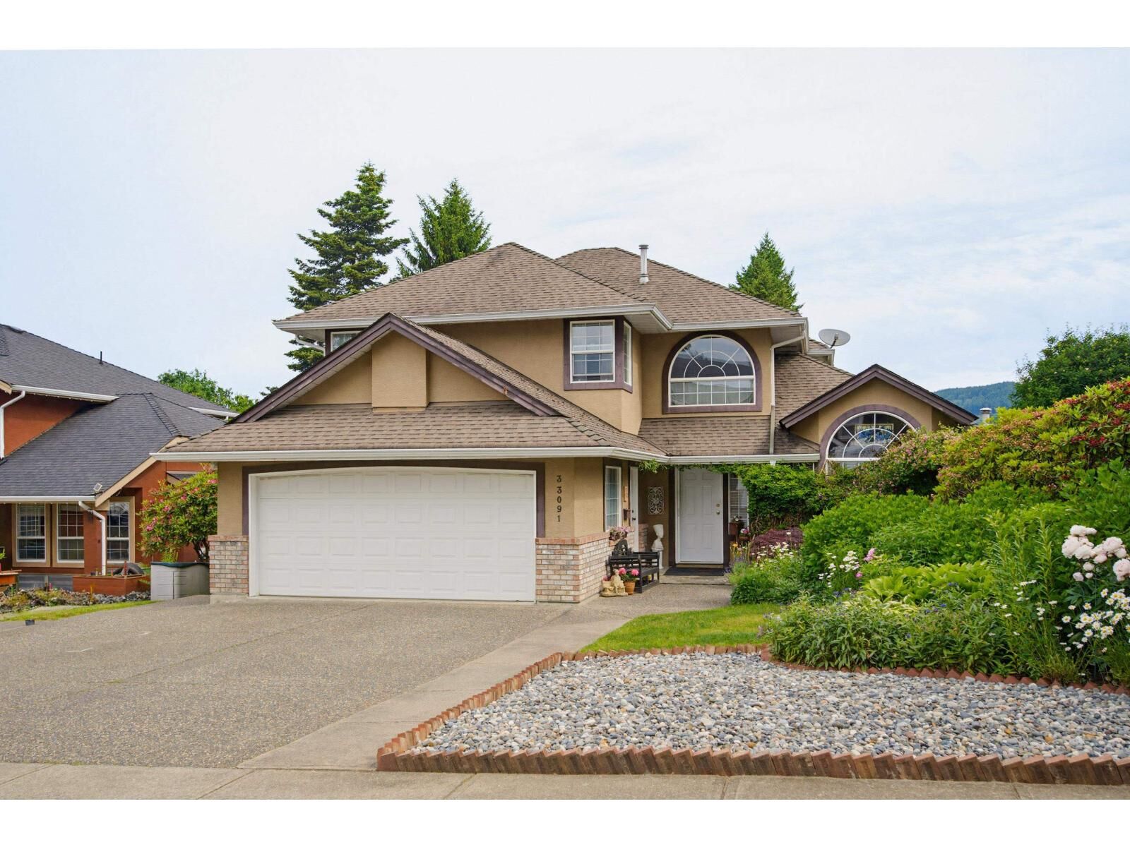Property Photo:  33091 Hawthorne Avenue  BC V2V 6Z1 
