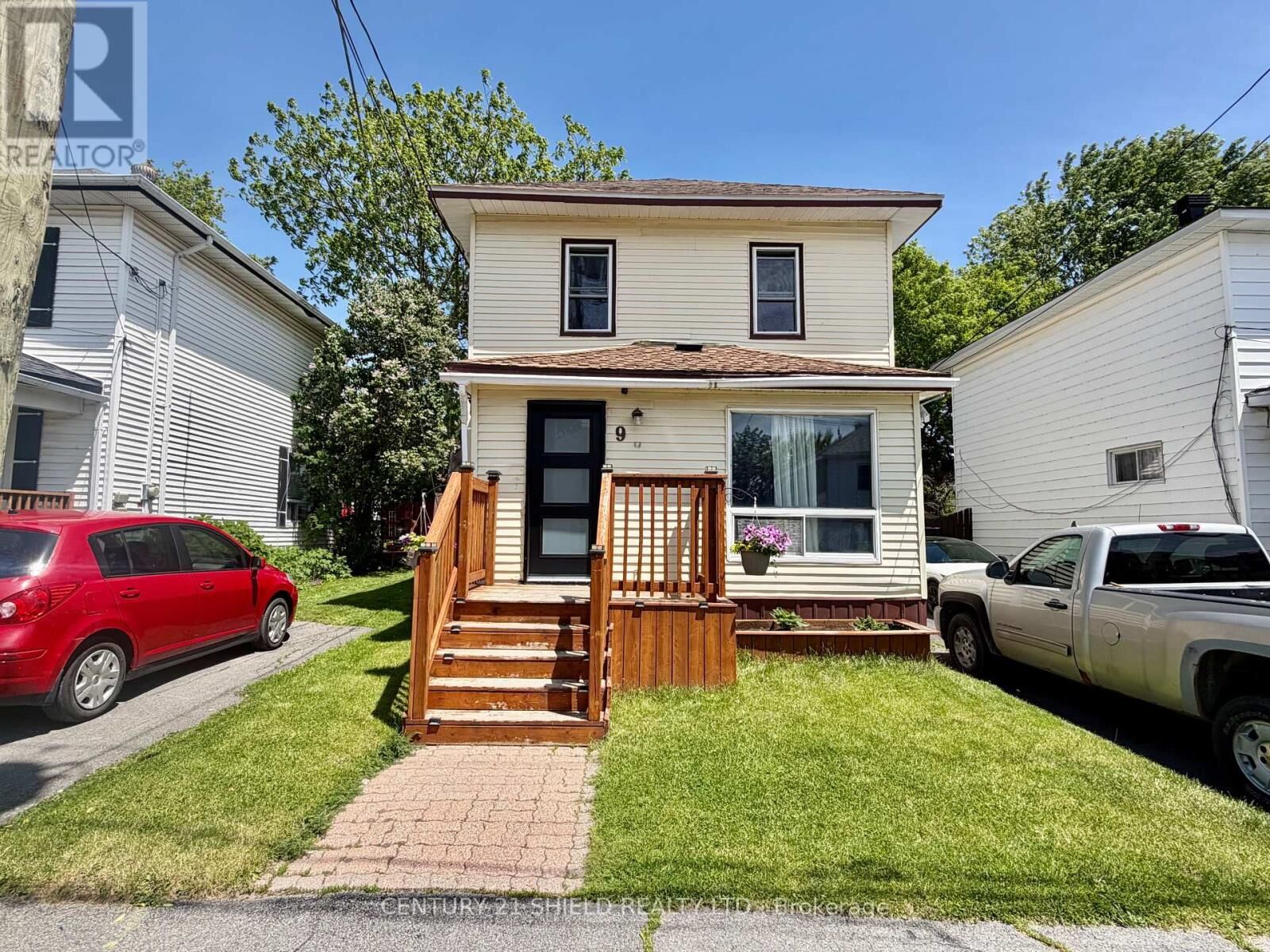 Property Photo: 9 Bergin Avenue ON K6H 3Y7