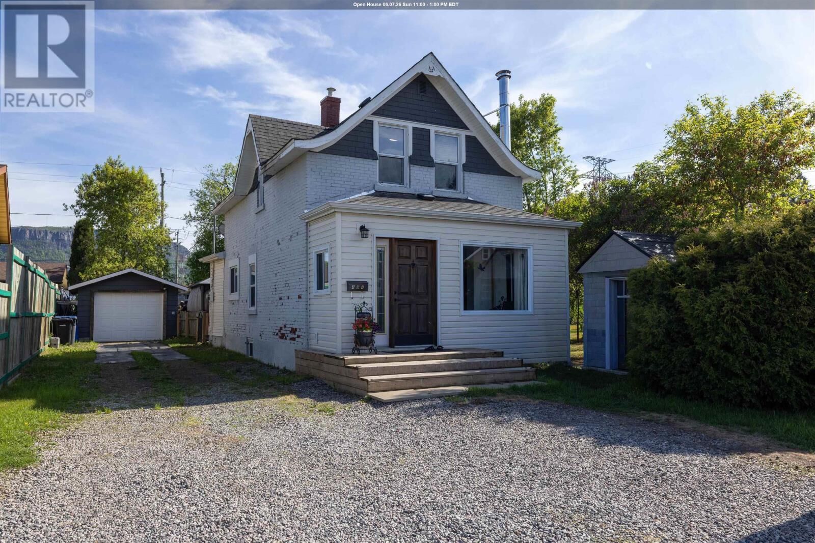 Property Photo:  404 Amelia St W  ON P7E 4A8 