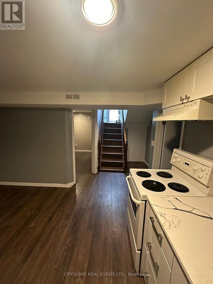 Property Photo:  20 Twin Pauls Crescent Lower  ON M1R 3Z5 