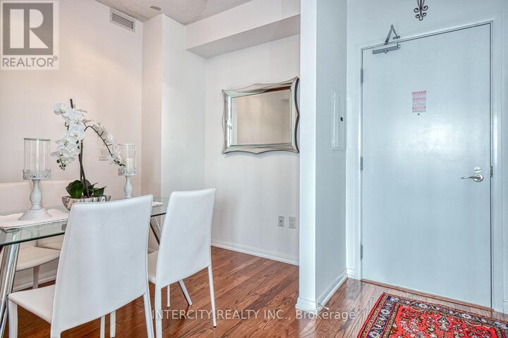 Property Photo:  800 Lawrence Avenue West 2014  ON M6A 1C3 