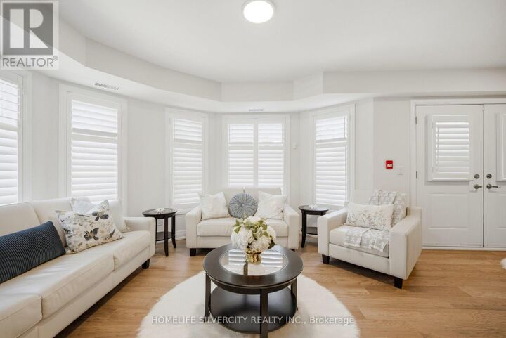 Photo de la propriété:  35 Somers Avenue 1  ON M4J 1W2 