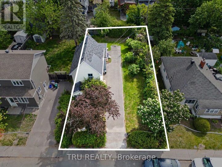 Property Photo:  23 Anna Avenue  ON K1Z 7T5 
