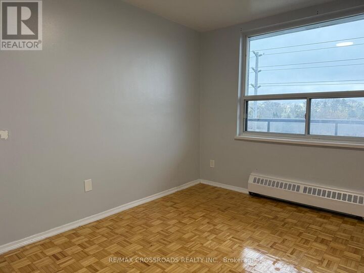Photo de la propriété: 363 Lakeshore Road East 504 ON L5G 1H7