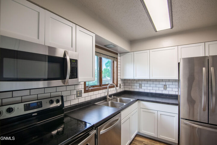 Property Photo: 1107 Chestnut Lane ND 58523