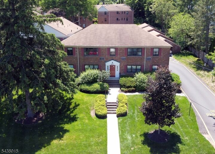 Property Photo: 9 West Ct 2B NJ 07090
