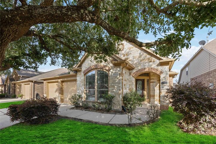 Property Photo: 10910 Brighton Gardens Drive TX 77406