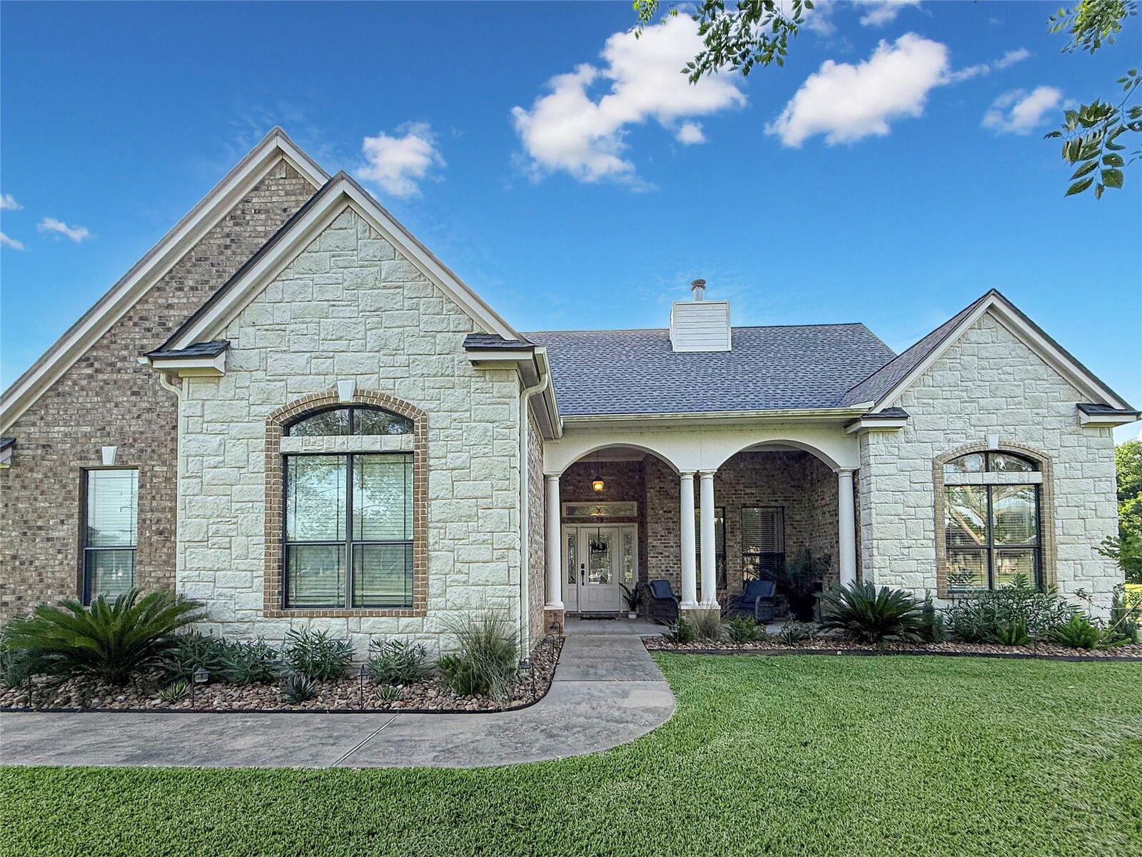 Property Photo: 807 Mill Road TX 77515
