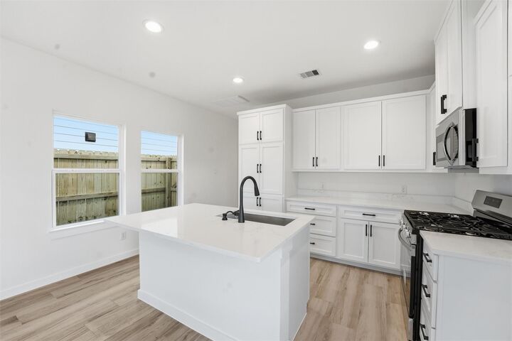 Property Photo:  530 N 4th Street  TX 77571 