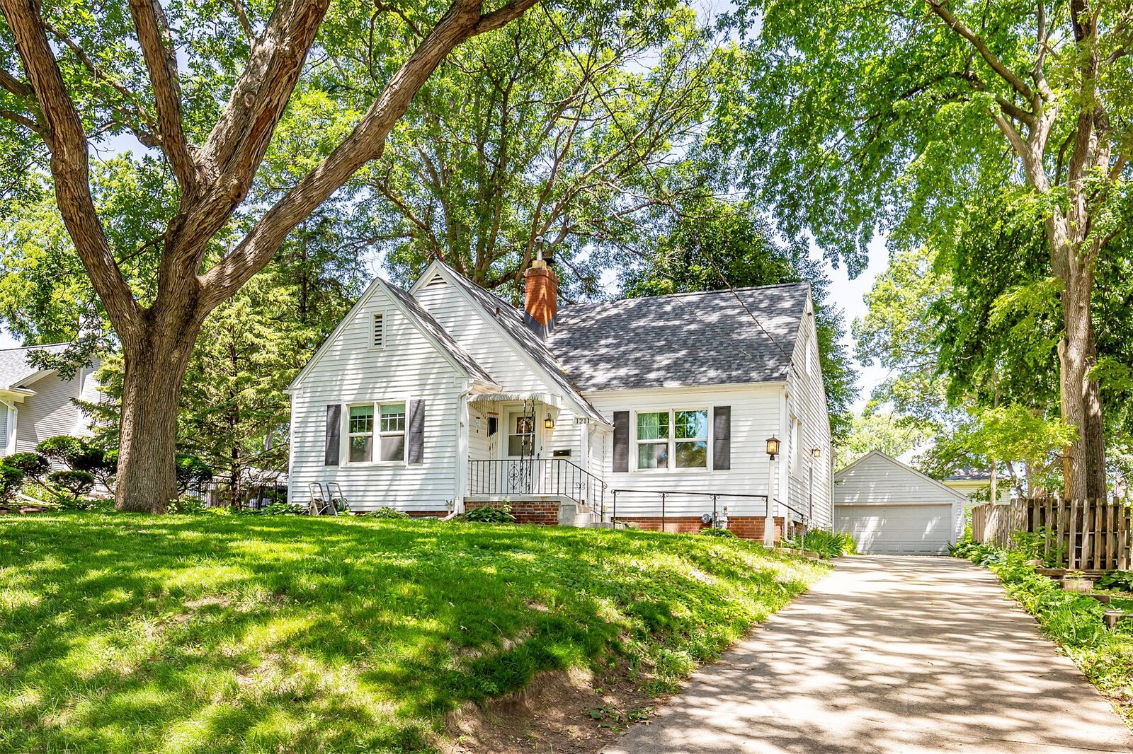 Property Photo: 1211 46th Street IA 50311