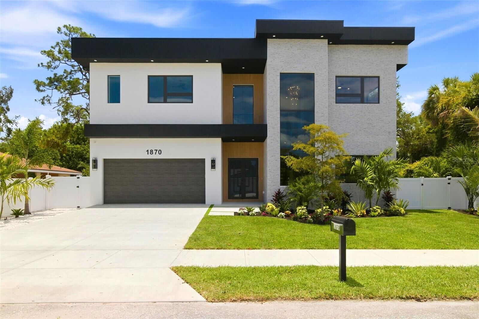 Property Photo:  1870 Jasmine Drive  FL 34239 