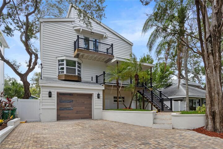 Property Photo: 3232 W Oakellar Avenue FL 33611