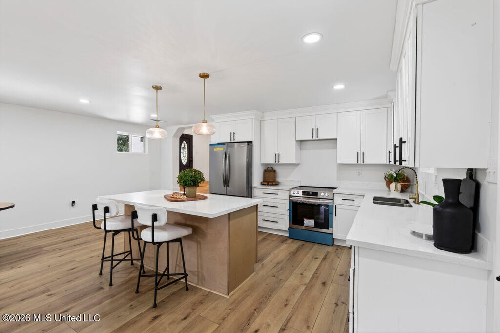 Property Photo:  901 De La Pointe Drive  MS 39553 