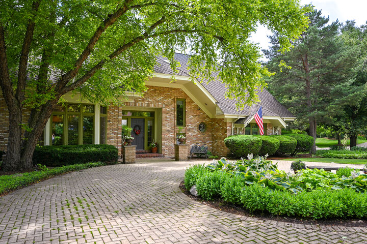 Property Photo:  