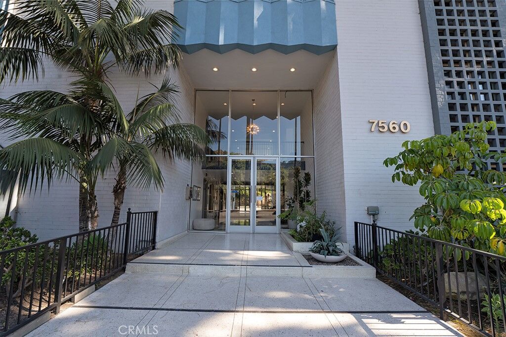 Property Photo:  7560 Hollywood Boulevard 110  CA 90046 