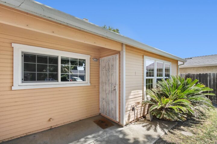 Property Photo: 252 Carlsbad Place CA 95695