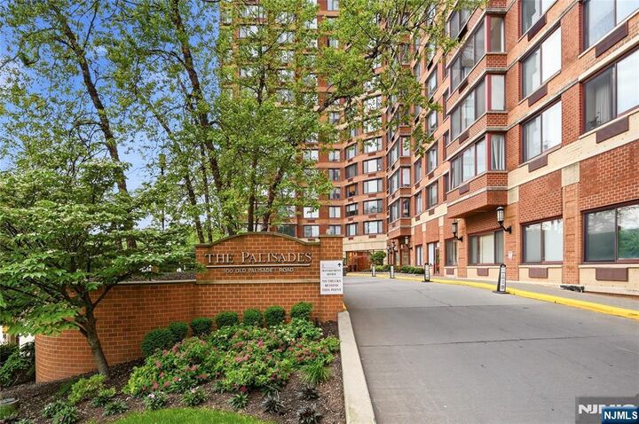 Property Photo:  100 Old Palisade Road 1613  NJ 07024 