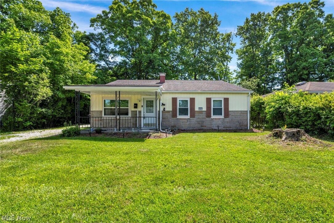 Property Photo: 1863 Deerfield Avenue SW OH 44485