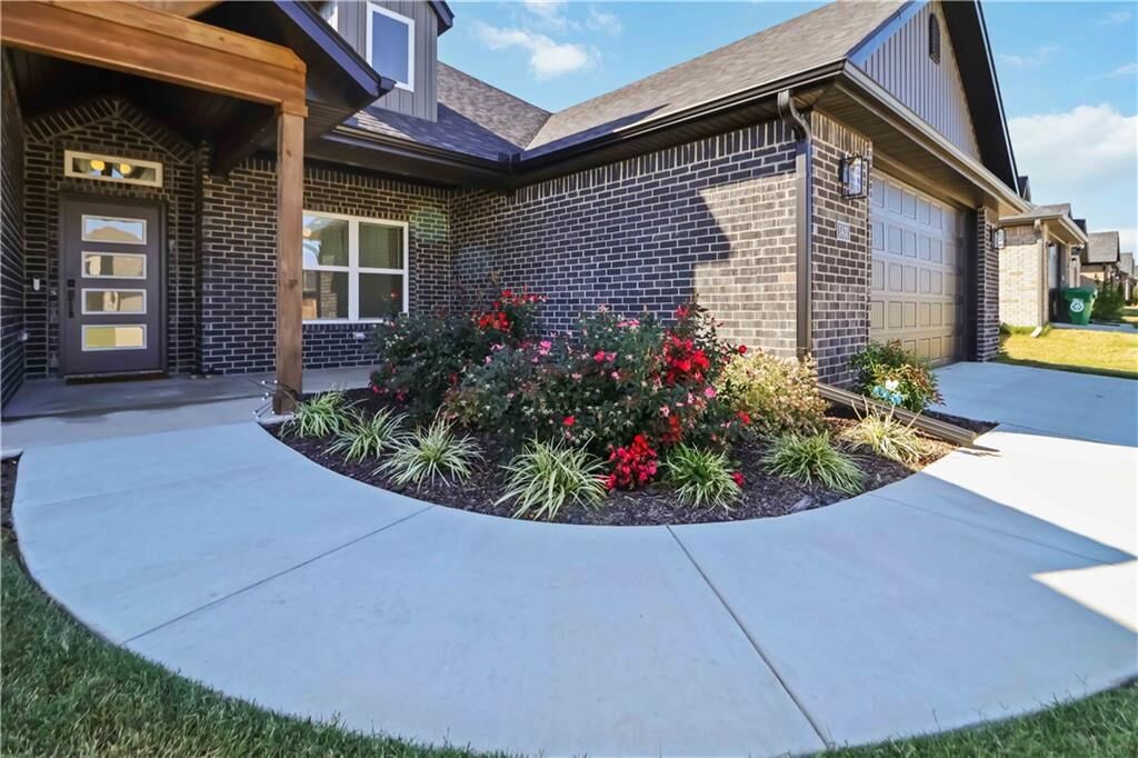 Property Photo:  1431 Sessile Oak Way  AR 72713 