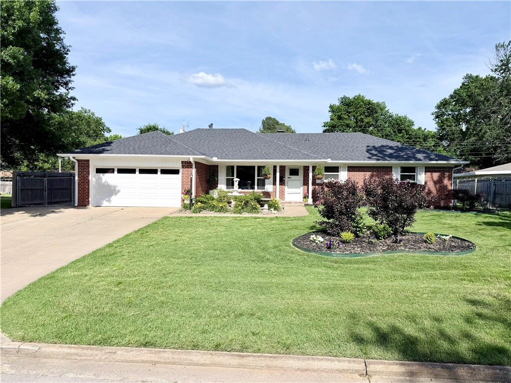 Property Photo:  715 Maria Street  AR 72762 