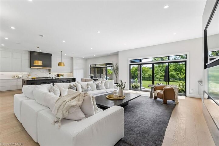 95 Pondcliffe Drive — photo 1