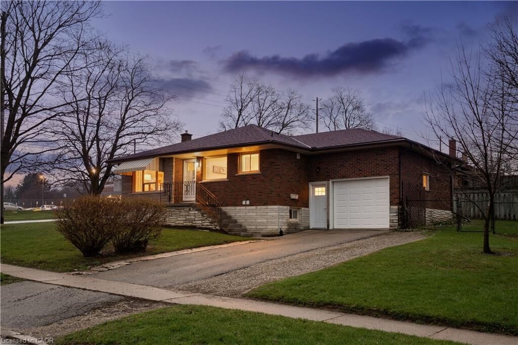 Property Photo:  23 Knightswood Boulevard  ON N1E 3W3 