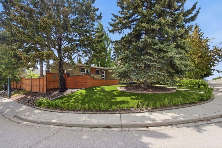 Property Photo:  10504 Spadina Drive SW  AB T2W 0T4 
