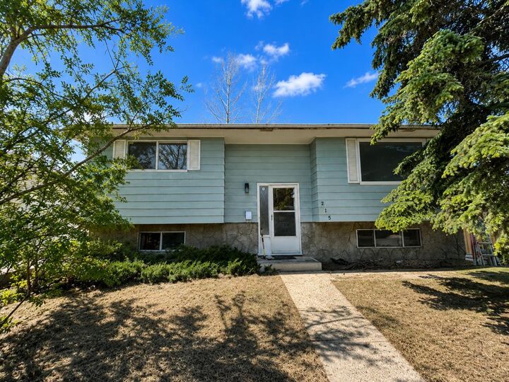 Property Photo:  215 Penbrooke Way SE  AB T2A 3S7 