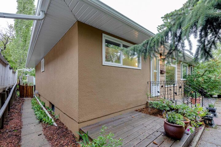 Property Photo:  3112 42 Street SW  AB T3E 3M3 