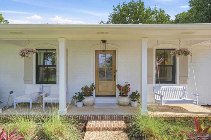 Property Photo:  308 Smith Cir  FL 32561 
