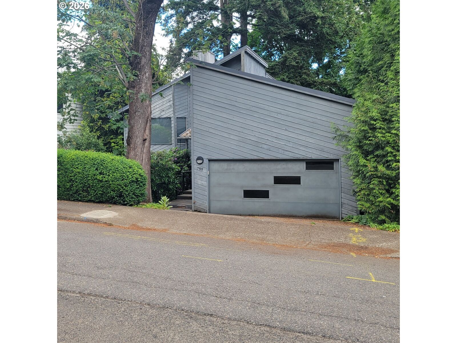 Property Photo:  755 SW Chestnut St  OR 97219 