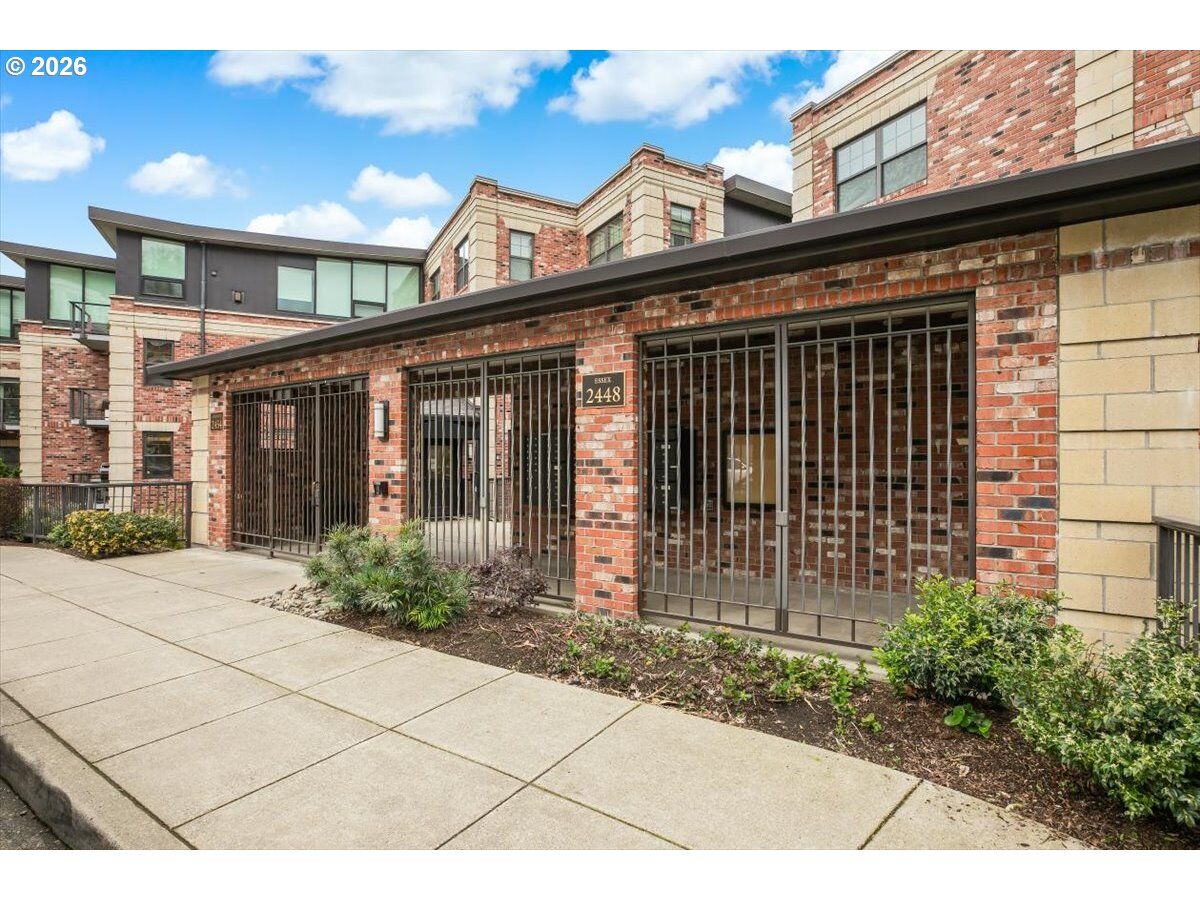 Property Photo: 2454 NW Westover Rd 102 OR 97210