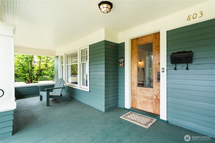 Property Photo:  803  G Street  WA 98532 