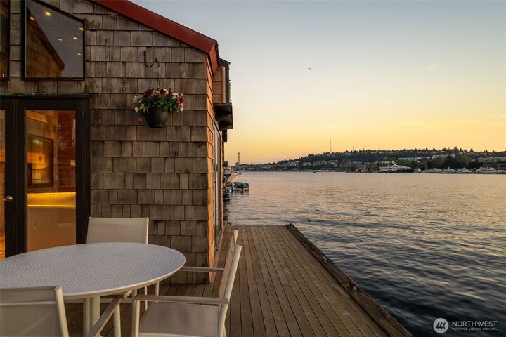 Property Photo:  3123  Fairview Avenue E 2  WA 98102 