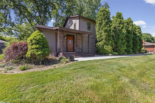 Property Photo:  38661 Jahn Street  MI 48152 