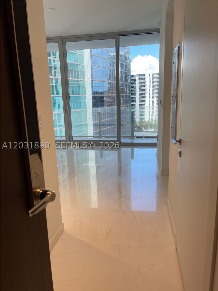 Property Photo: 300 Biscayne Blvd Way 2008 FL 33131