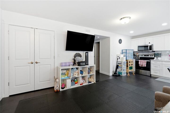 Property Photo: 401 L Avenue S 5 SK S7M 5Y6