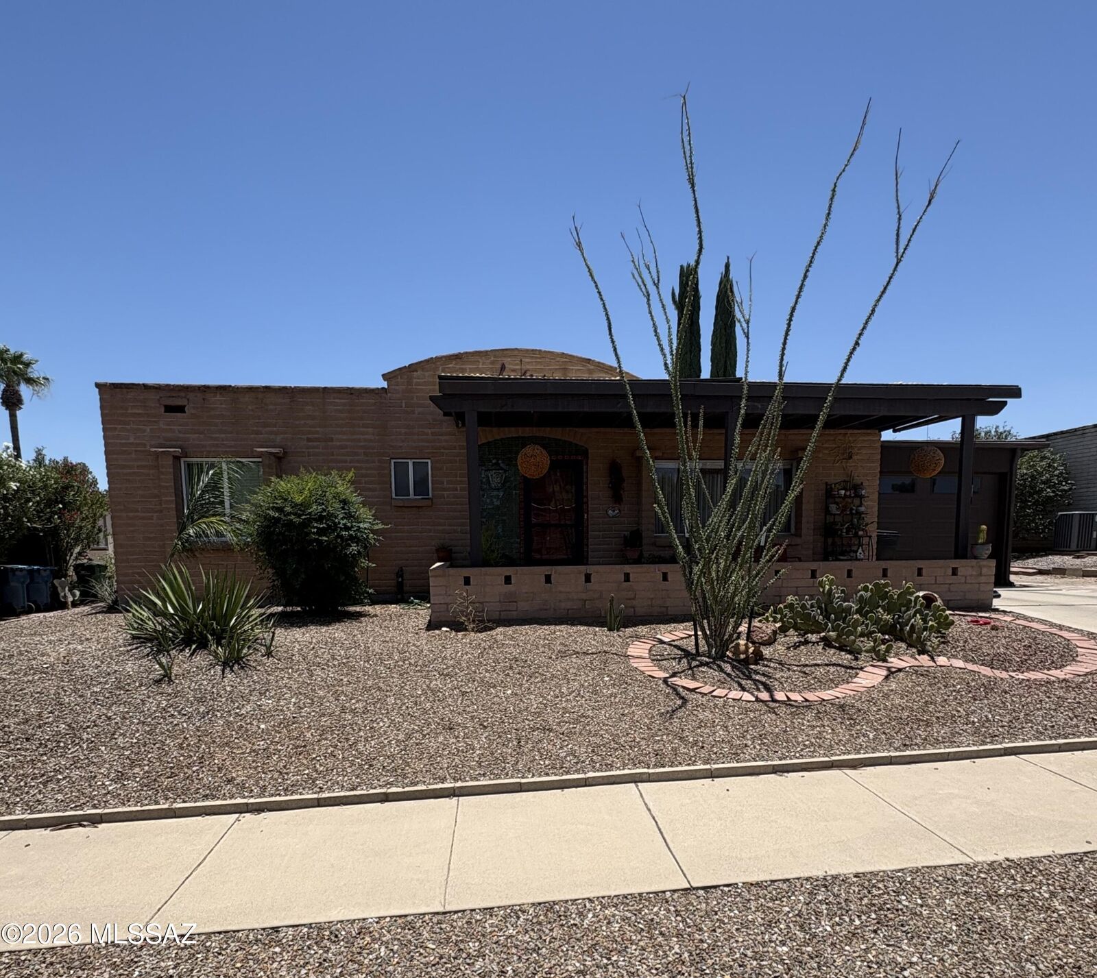 Property Photo: 112 E La Grosella AZ 85614