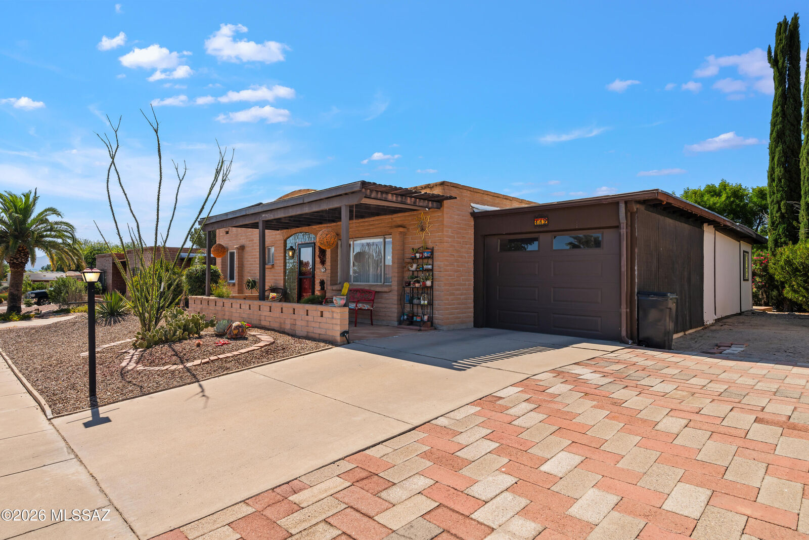 Property Photo:  112 E La Grosella  AZ 85614 