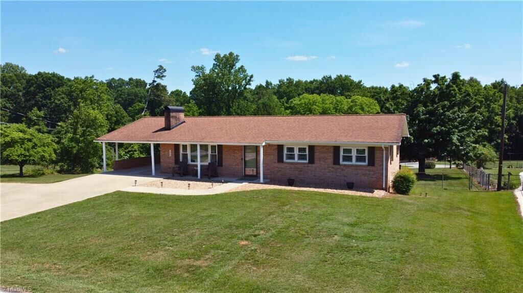 Property Photo:  1458 Cartpath Road  NC 28659 