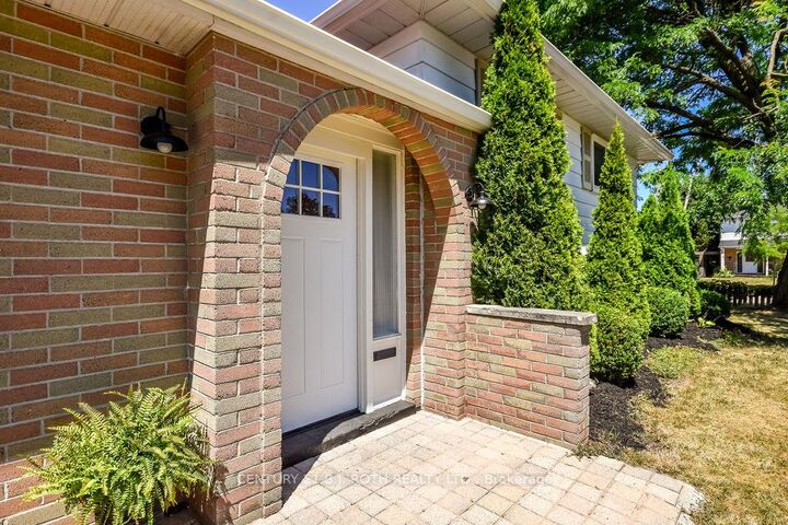 Property Photo: 32 Lonsdale Place ON L4M 4J1