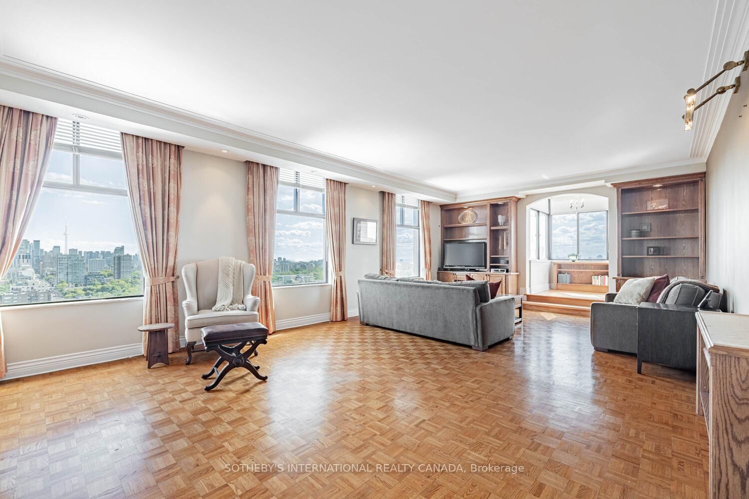 Property Photo: 423 Avenue Road 13 ON M4V 2H7